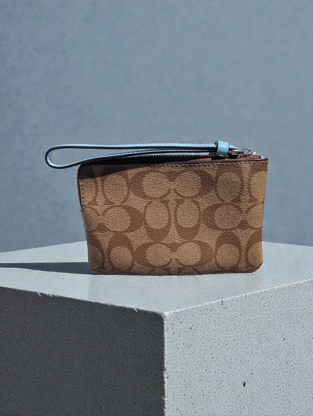 Coach Corner Zip Wristlet in Signature Canvas - Khaki/Waterfall - NWT - Picture 4 of 6